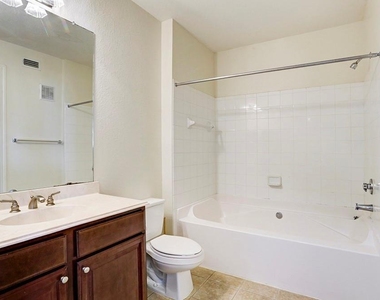 7575 Kirby Drive - Photo Thumbnail 12