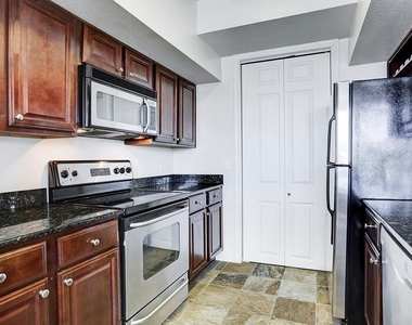 7575 Kirby Drive - Photo Thumbnail 4