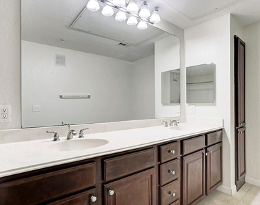 7575 Kirby Drive - Photo Thumbnail 8