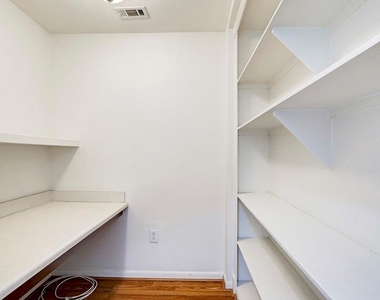 7575 Kirby Drive - Photo Thumbnail 13