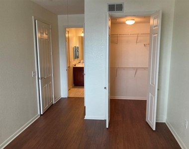 7575 Kirby Drive - Photo Thumbnail 11