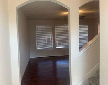 127 W Burberry Circle - Photo Thumbnail 2