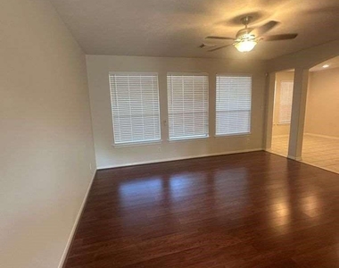 127 W Burberry Circle - Photo Thumbnail 3