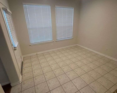 127 W Burberry Circle - Photo Thumbnail 7