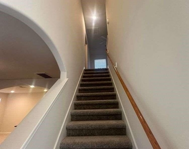 127 W Burberry Circle - Photo Thumbnail 9