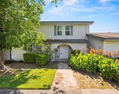 1831 Country Village Boulevard - Photo Thumbnail 1