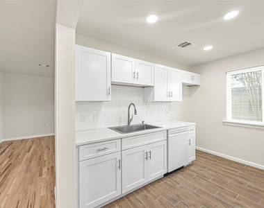 1831 Country Village Boulevard - Photo Thumbnail 6