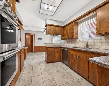 11710 N Petersham Drive - Photo Thumbnail 15