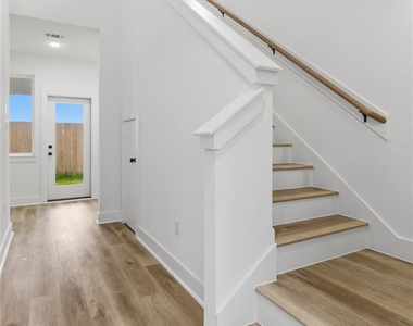 812 Elkhart Street - Photo Thumbnail 4