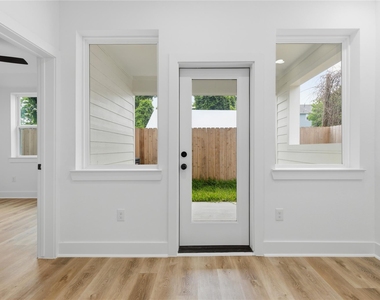 812 Elkhart Street - Photo Thumbnail 6