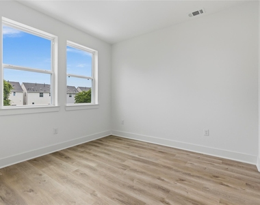 812 Elkhart Street - Photo Thumbnail 21