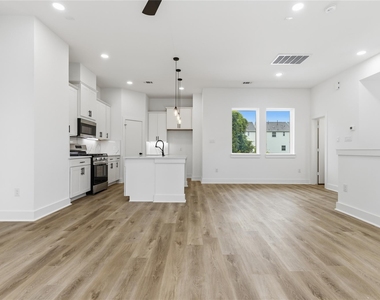 812 Elkhart Street - Photo Thumbnail 13