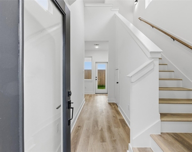 812 Elkhart Street - Photo Thumbnail 3
