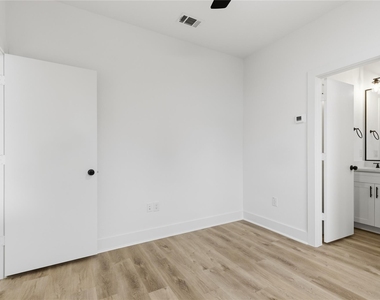 812 Elkhart Street - Photo Thumbnail 8