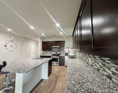 1807 Brady Shores Drive - Photo Thumbnail 4