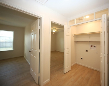 6709 Greenhurst Street - Photo Thumbnail 4