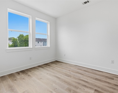 812 Elkhart Street - Photo Thumbnail 22