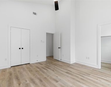 812 Elkhart Street - Photo Thumbnail 20