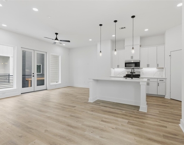 812 Elkhart Street - Photo Thumbnail 8