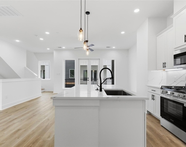 812 Elkhart Street - Photo Thumbnail 15