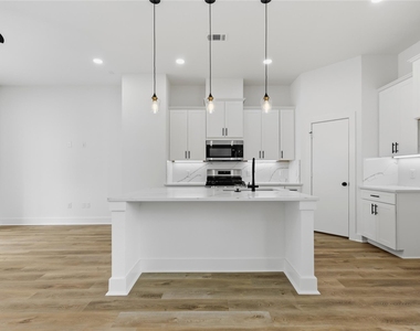 812 Elkhart Street - Photo Thumbnail 13