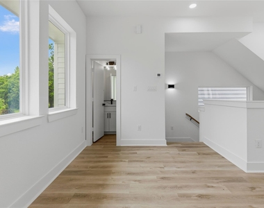 812 Elkhart Street - Photo Thumbnail 11