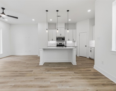 812 Elkhart Street - Photo Thumbnail 9
