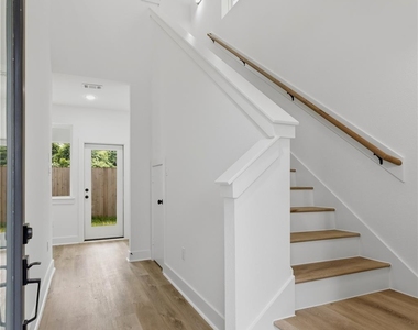 812 Elkhart Street - Photo Thumbnail 3