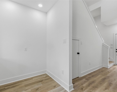 812 Elkhart Street - Photo Thumbnail 4