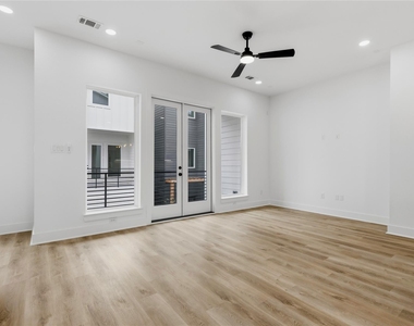 812 Elkhart Street - Photo Thumbnail 7
