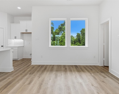 812 Elkhart Street - Photo Thumbnail 10
