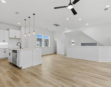 812 Elkhart Street - Photo Thumbnail 16