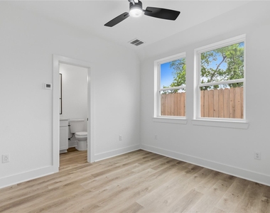 812 Elkhart Street - Photo Thumbnail 5