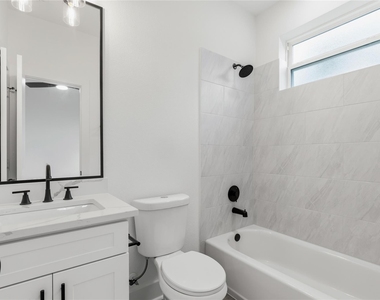 812 Elkhart Street - Photo Thumbnail 6