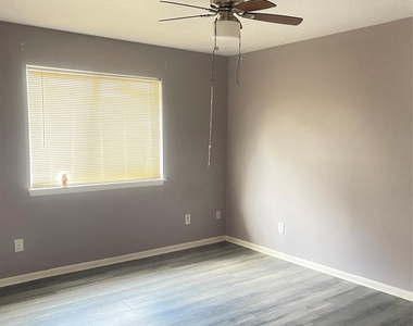 6406 Bayou Crest Drive - Photo Thumbnail 10