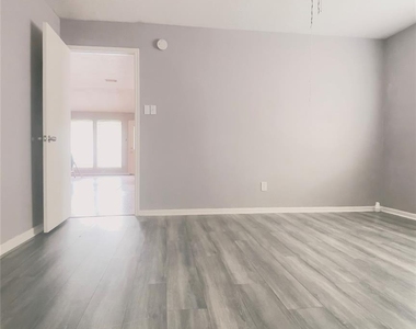 6406 Bayou Crest Drive - Photo Thumbnail 8