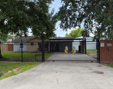 6009 Maple Street - Photo Thumbnail 12