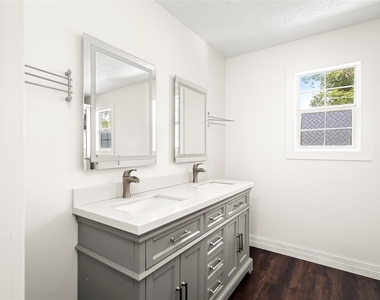 560 Landfall Lane - Photo Thumbnail 28