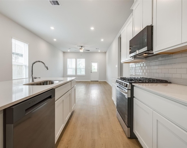 12534 Nueces River Drive - Photo Thumbnail 10