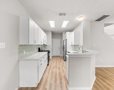 211 N Burberry Park Circle - Photo Thumbnail 7