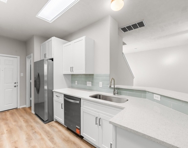 211 N Burberry Park Circle - Photo Thumbnail 9