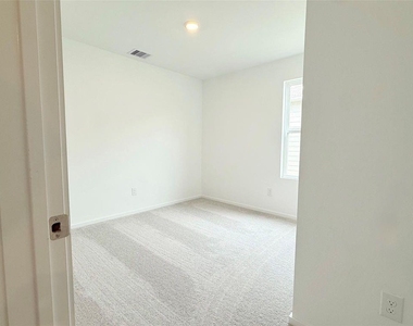 3606 Duplet Avenue - Photo Thumbnail 8