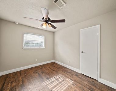 2118 N Austin Avenue - Photo Thumbnail 7