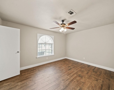 2118 N Austin Avenue - Photo Thumbnail 5