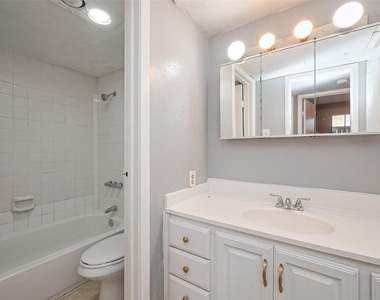 9090 S Braeswood Boulevard - Photo Thumbnail 30