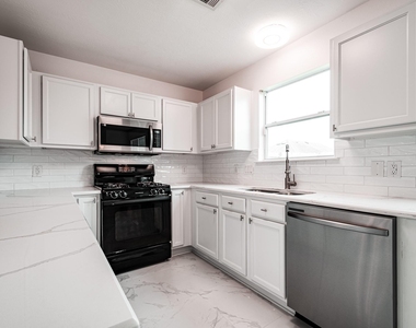 4435 Crossvine Avenue - Photo Thumbnail 5