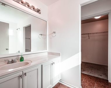 4435 Crossvine Avenue - Photo Thumbnail 14