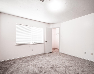 4435 Crossvine Avenue - Photo Thumbnail 12