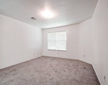 4435 Crossvine Avenue - Photo Thumbnail 13