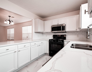 4435 Crossvine Avenue - Photo Thumbnail 4